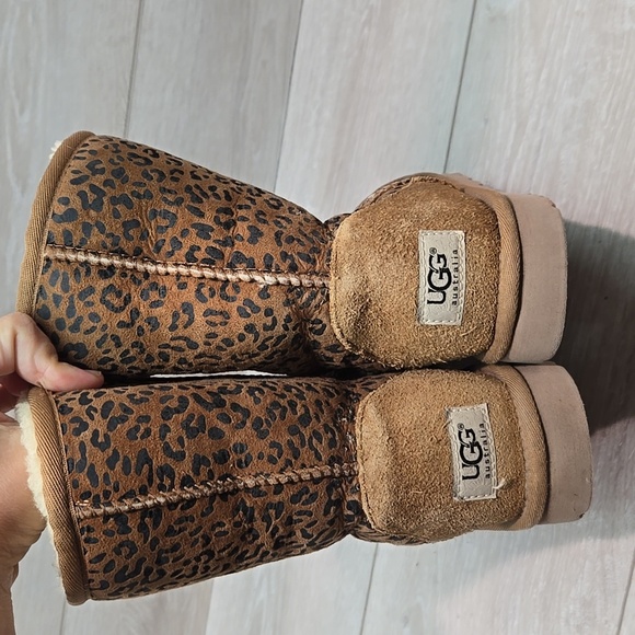 UGG Australia Womem Leopard Pattern Boots Sheepskin Shoes Sz 7 - Picture 5 of 15